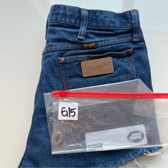 Wrangler High Waisted Raw Hem Distressed
Denim Jean Shorts- Size 10 - Picture 11 of 11